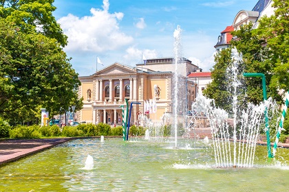 Mit dem Mietwagen in Halle zur Oper hinter den Blumen