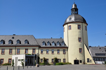 Das Untere Schloss in Siegen erreichen Sie am einfachsten mit einem Mietwagen der Sixt Autovermietung Siegen