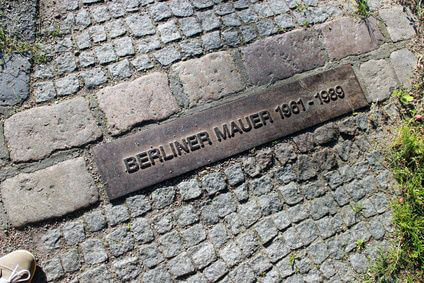 Die Berliner Mauer ist nur noch an wenigen Stellen in Berlin zu finden. Diese markierungen zeigen den ehemaligen Verlauf.