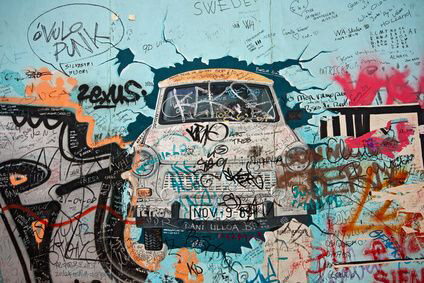 Die East Side Gallery ist ein beeindruckendes Kunstwerk und verläuft entlang der Spree in Nähe des Ostbahnhofs.