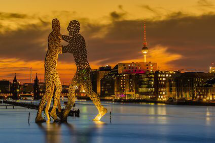 Der Molecule Man mitten in der Spree ist auch eines von Berlins Wahrzeichen.