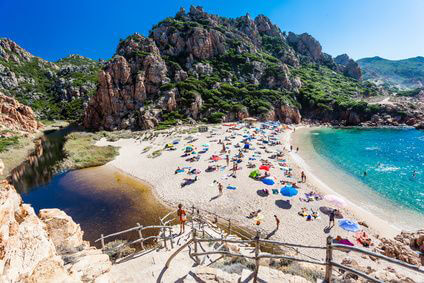Der malerische Strand der Costa Paradiso auf Sardinien.