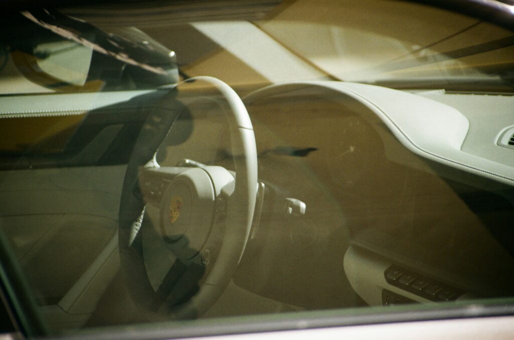 Blick auf den Innenraum eines Autos mit Lenkrad in Krakau, Polen