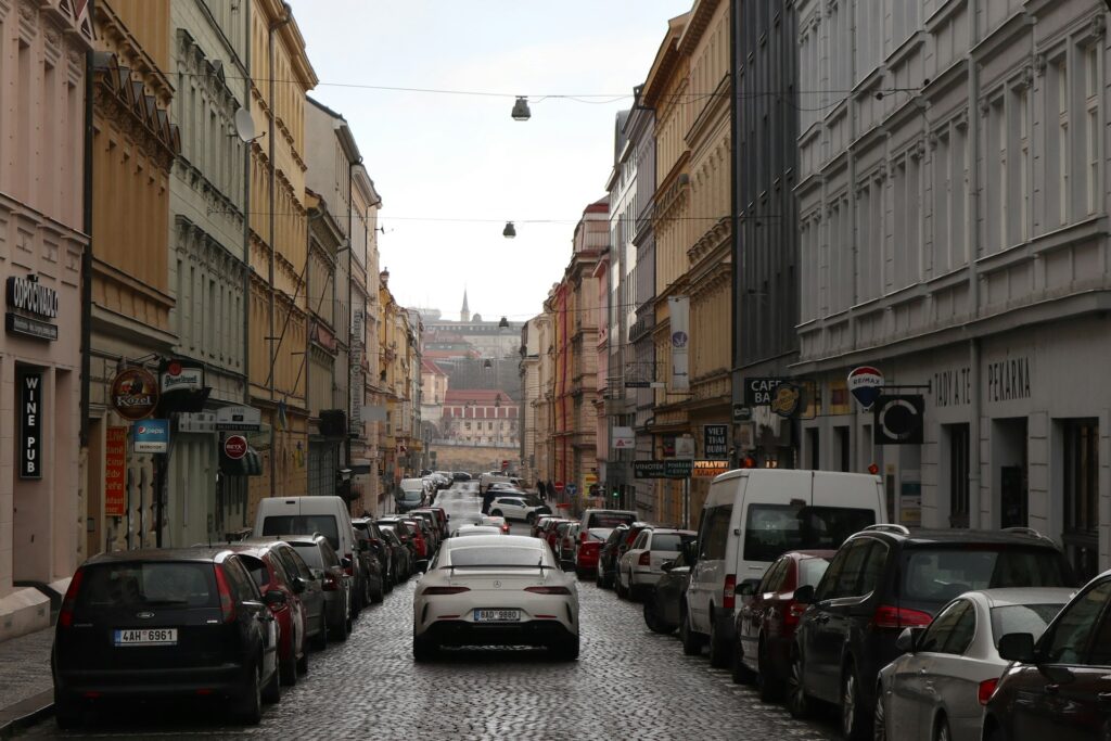 Eine belebte Straße mit Autos in Prag.