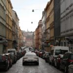 Eine belebte Straße mit Autos in Prag.