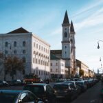 Eine Straße in München mit Autos und Gebäuden entlang der Straße.