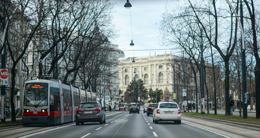 Autos fahren auf einer Allee in Wien