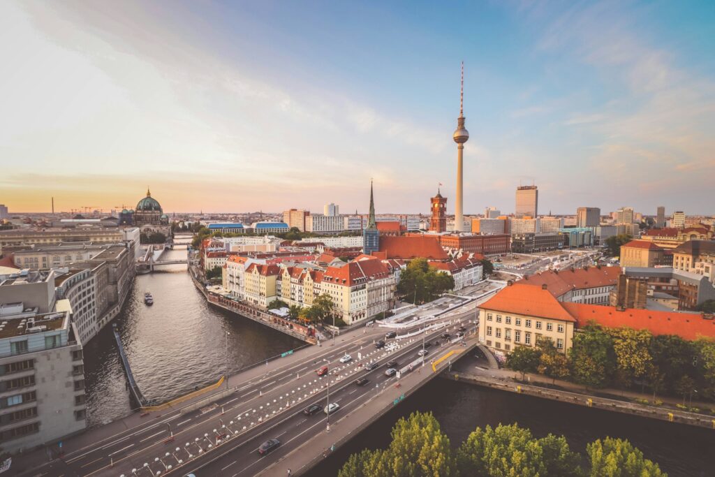 Stadtgebäude und eine Brücke in der Nähe eines Gewässers tagsüber in Berlin.