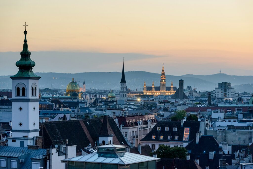 Luftaufnahme der Stadt Wien bei Sonnenuntergang