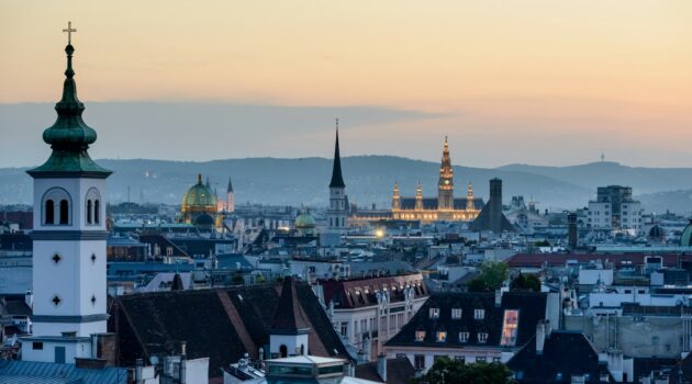 Luftaufnahme der Stadt Wien bei Sonnenuntergang