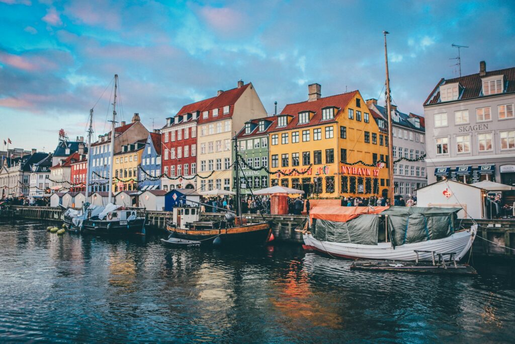 Ein paar Boote haben in Kopenhagen angelegt.