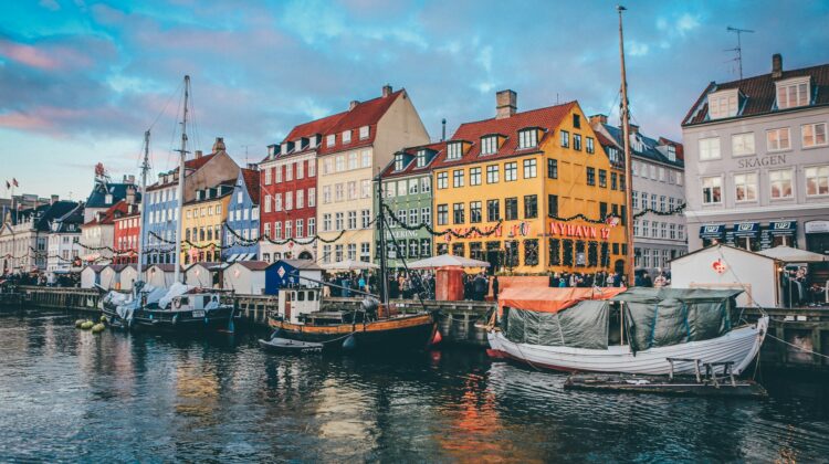 Ein paar Boote haben in Kopenhagen angelegt.