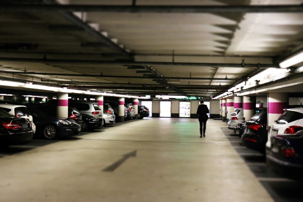 Ein Mann steht in einem Parkhaus.