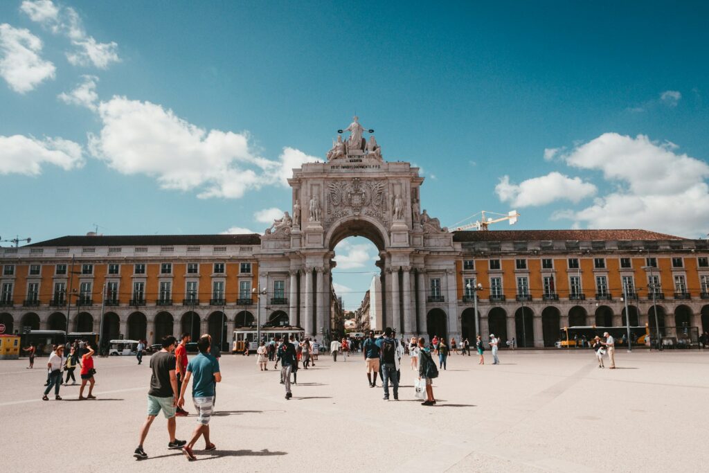 Menschen versammelten sich vor dem Praça do Comércio in Lissabon.