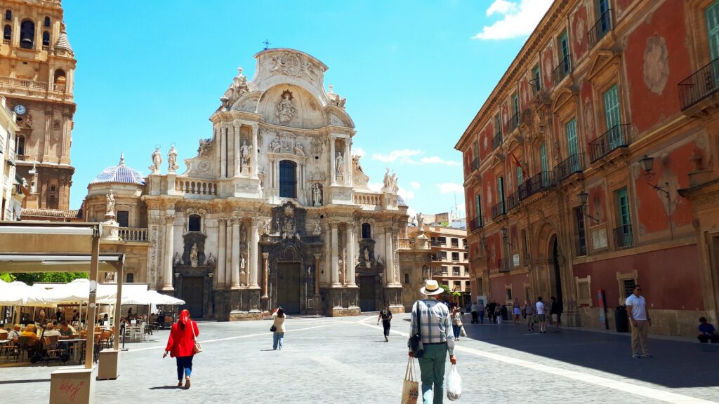 Barocke Kathedrale von Murcia mit belebtem Plaza im Stadtzentrum, Region Murcia, Spanien.