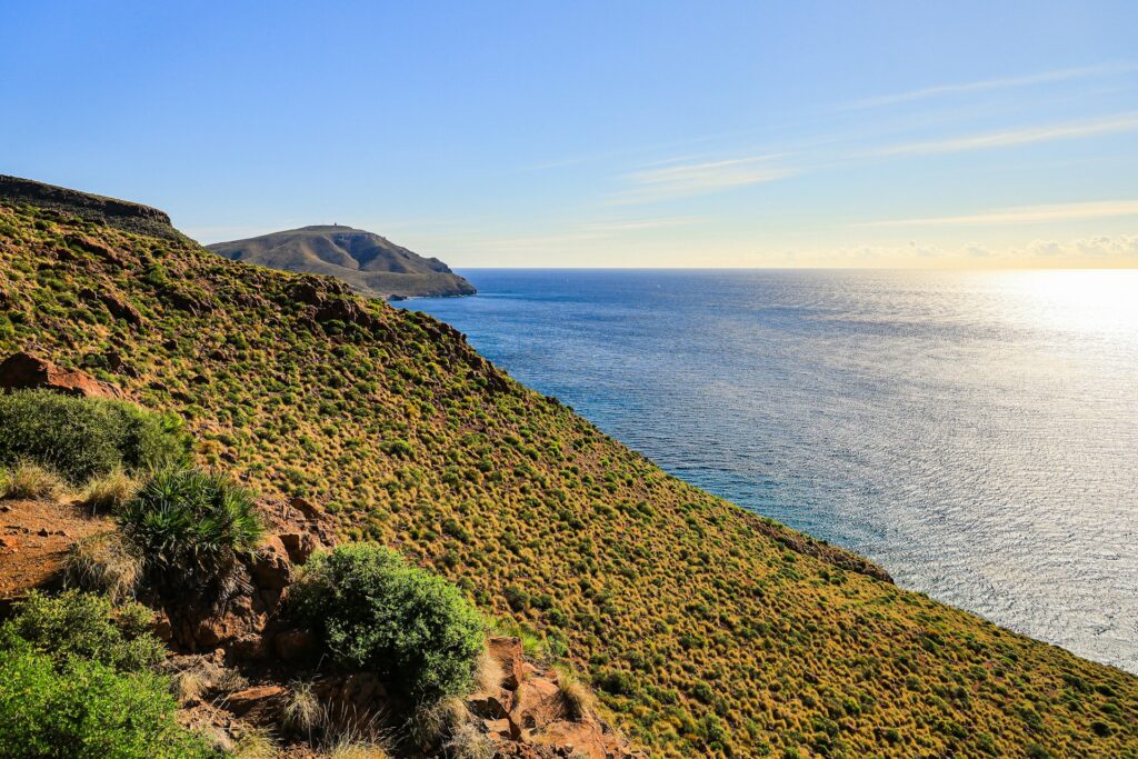 Natürliche Küste und mediterrane Macchia im Cabo de Gata-Níjar Naturpark, Andalusien, Spanien.