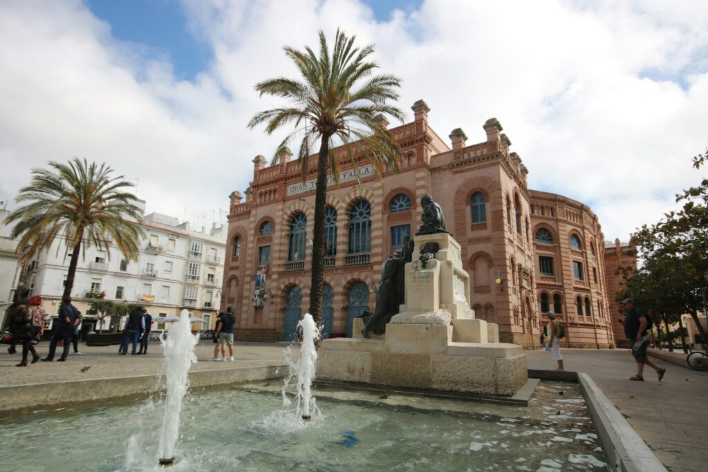 Platz mit Brunnen und Gran Teatro Falla, dem historischen Theater von Cádiz, Andalusien, Spanien.