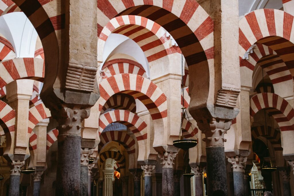 Rote und weiße Hufeisenbögen der Mezquita-Kathedrale in Córdoba, Andalusien, Spanien.