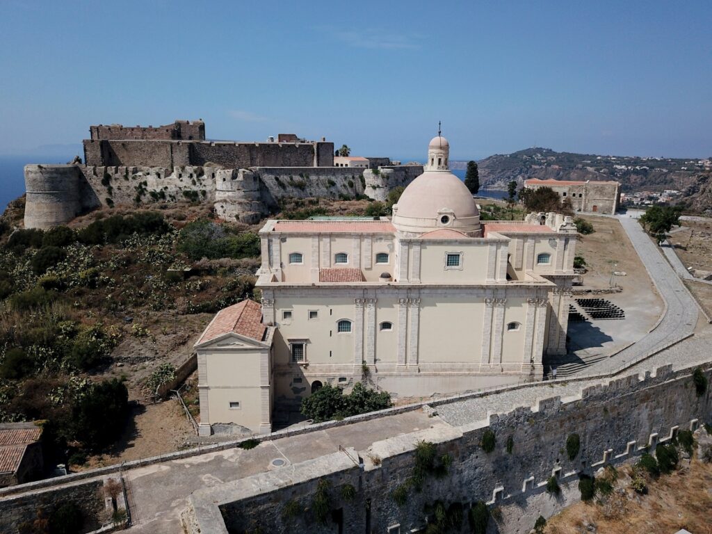 Luftaufnahme von der Festung und Kuppelkirche von Milazzo mit Blick auf das Tyrrhenische Meer, Sizilien.