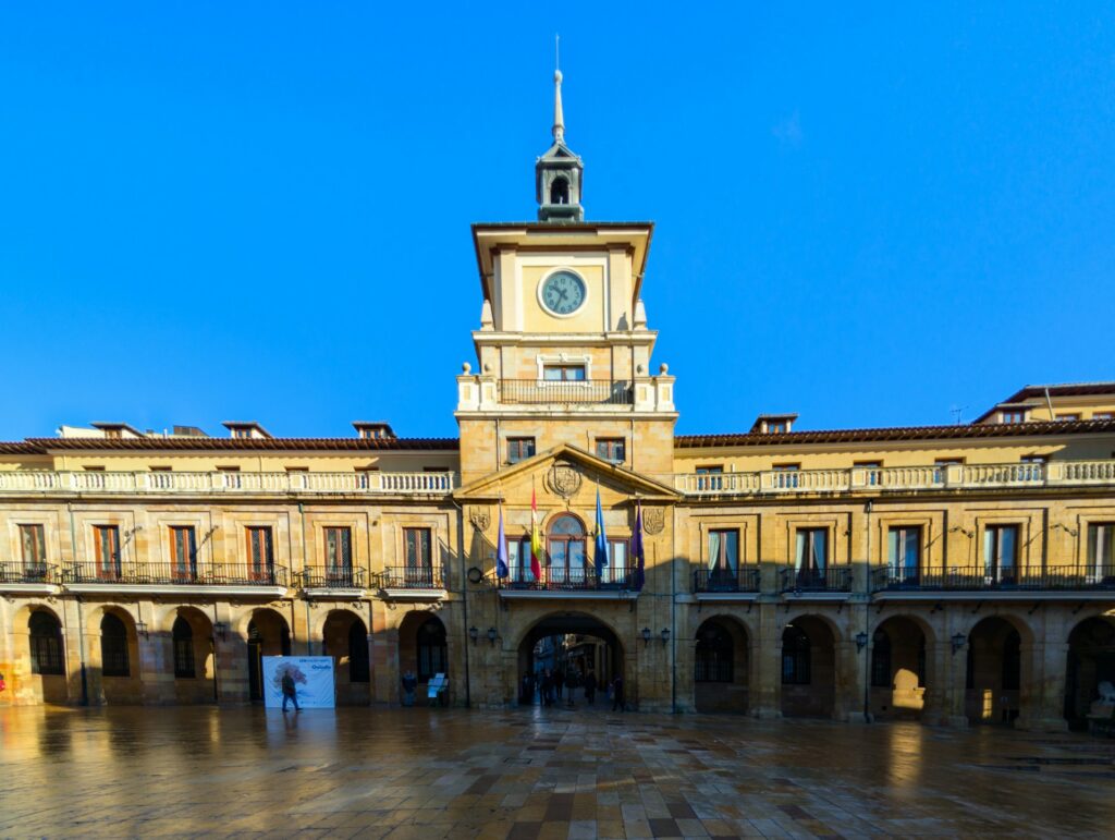 Historisches Rathaus mit Uhrenturm am Plaza Mayor in Oviedo, Asturien, Spanien.