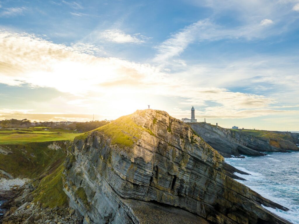 Kliff und Leuchtturm am Cabo Mayor bei Sonnenuntergang, mit Blick auf das Meer in Santander, Kantabrien.