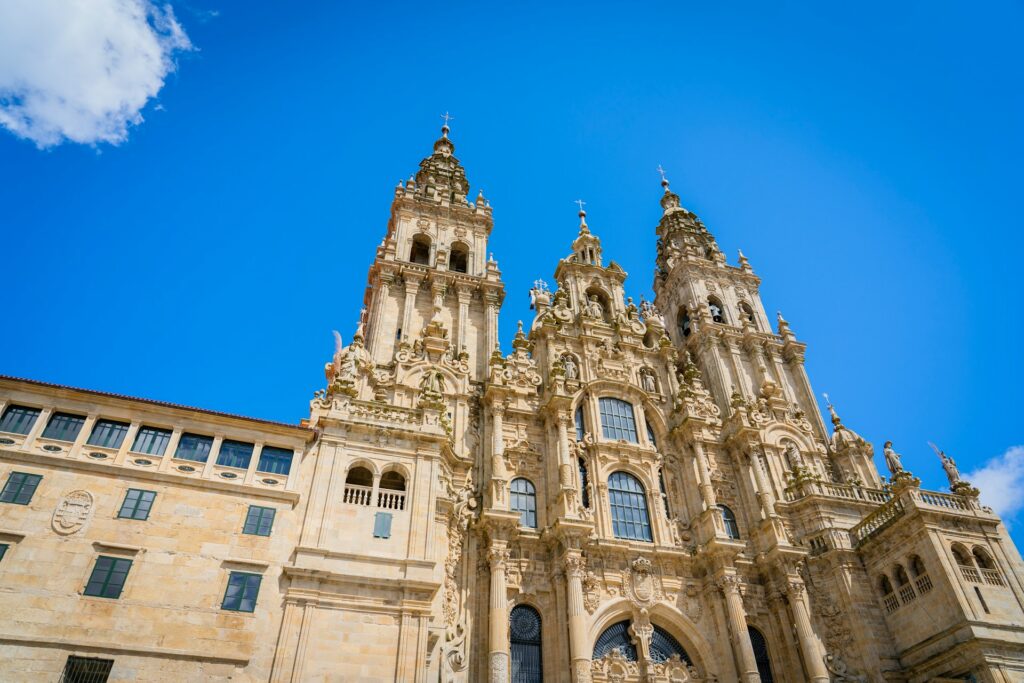 Barocke Kathedrale von Santiago de Compostela mit detailreicher Fassade und Türmen, Galicien, Spanien.