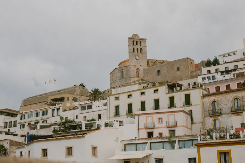 Blick auf die weiße Altstadt von Ibiza mit der Kathedrale von Dalt Vila auf dem Hügel.