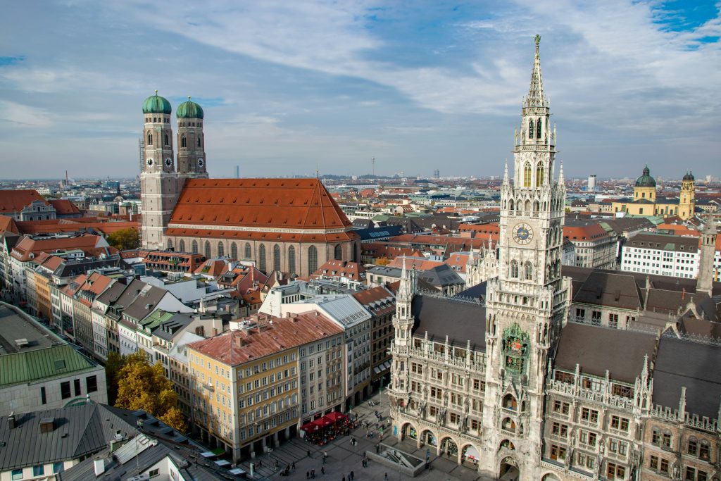 Luftaufnahme von München mit dem Neuen Rathaus am Marienplatz und der Frauenkirche im Hintergrund.