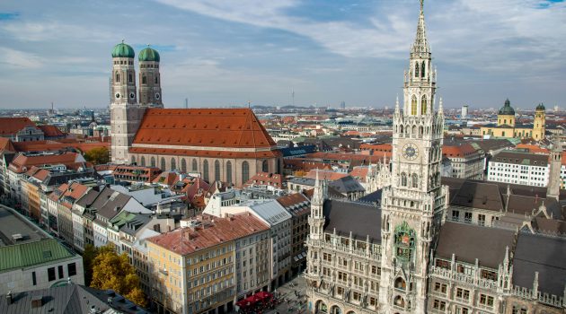 Luftaufnahme von München mit dem Neuen Rathaus am Marienplatz und der Frauenkirche im Hintergrund.