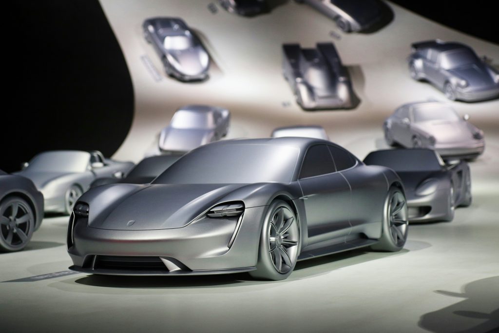 Silberne Fahrzeugmodelle auf einer Automobilausstellung in der Autostadt Wolfsburg.