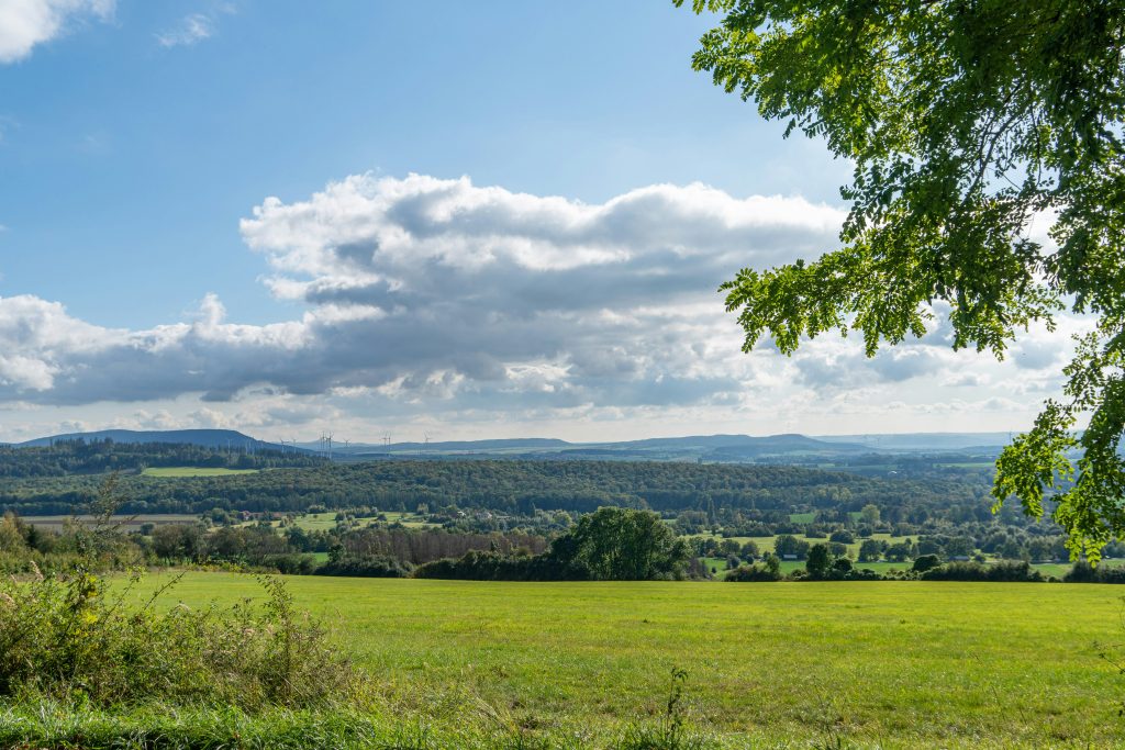 Weite Wiesen und Wälder im Deister mit Blick auf die hügelige Landschaft des Calenberger Landes.