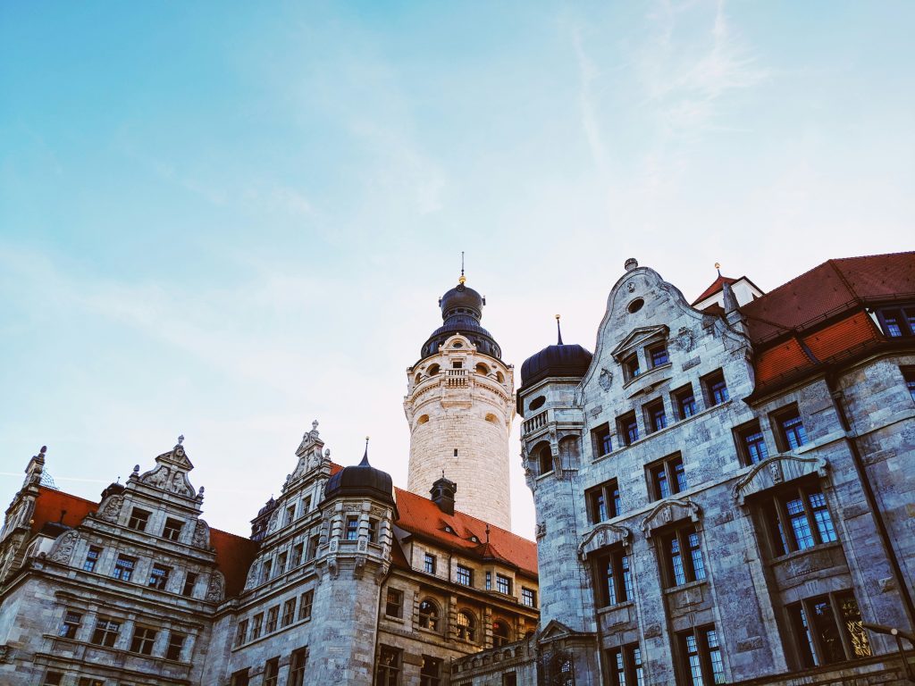 Blick von unten auf das Neue Rathaus Leipzig mit seinem markanten Rathausturm und historischen Fassaden.