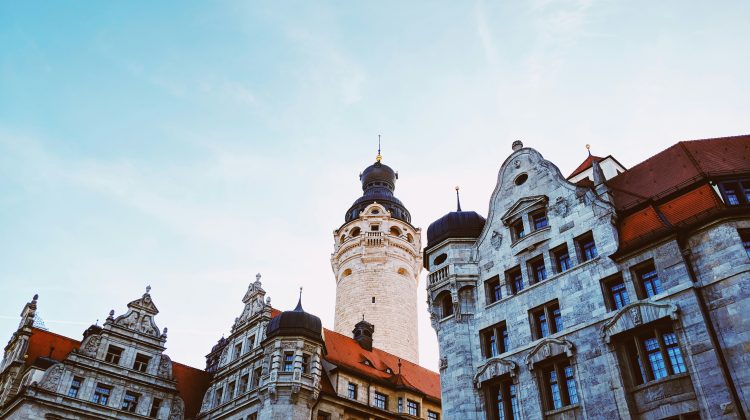 Blick von unten auf das Neue Rathaus Leipzig mit seinem markanten Rathausturm und historischen Fassaden.