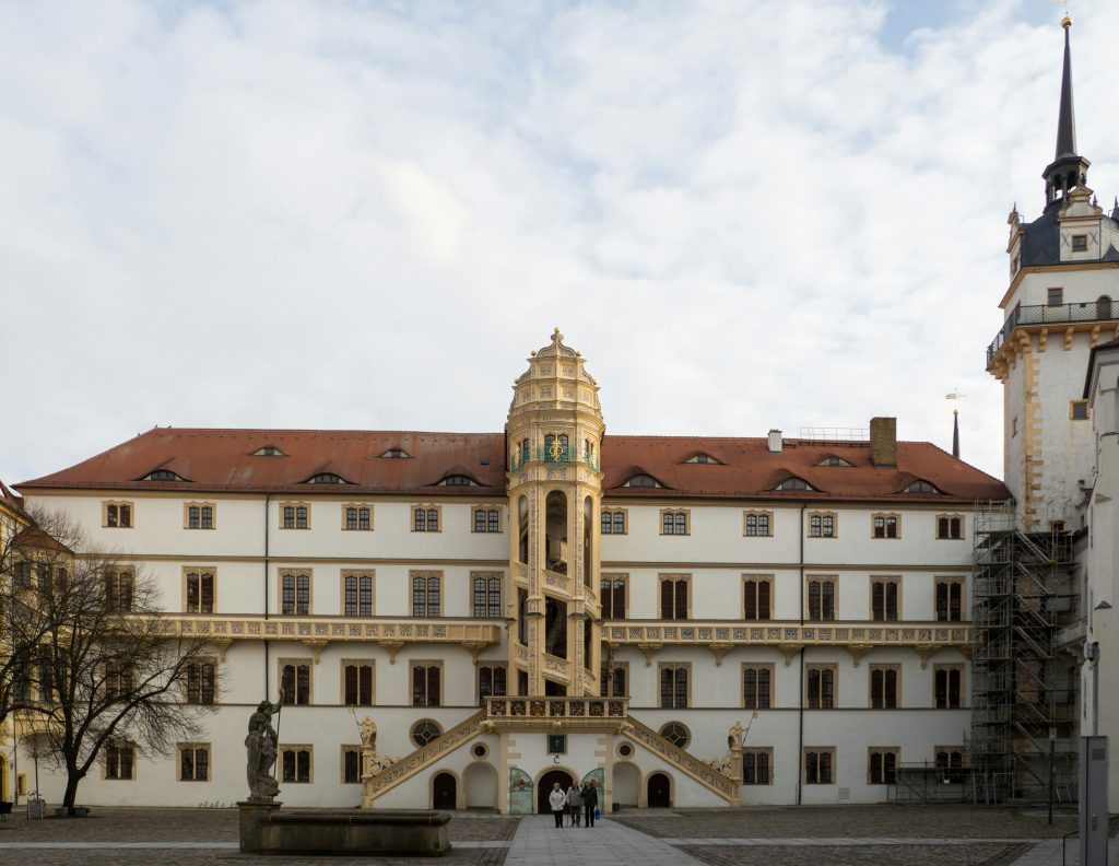 Innenhof von Schloss Hartenfels in Torgau mit dem verzierten Wendelsteinturm der deutschen Frührenaissance.