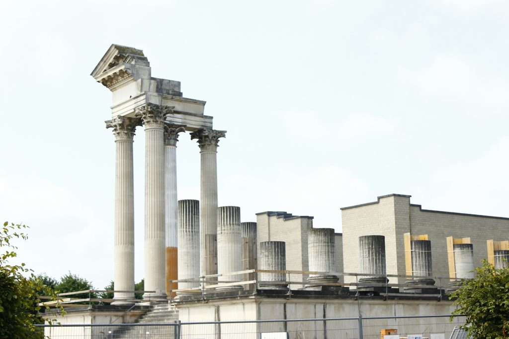 Rekonstruierte römische Tempelanlage mit korinthischen Säulen im Archäologischen Park Xanten.