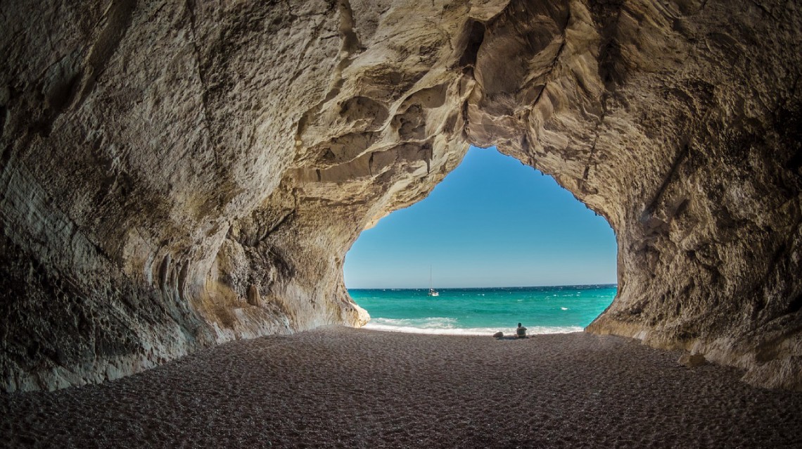 Strand Sardinien mit Höhle